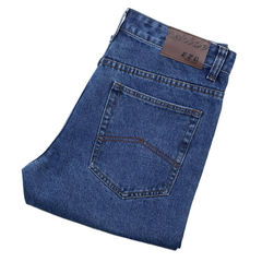 Classic Straight Fit Jeans with Stylish Back Pockets